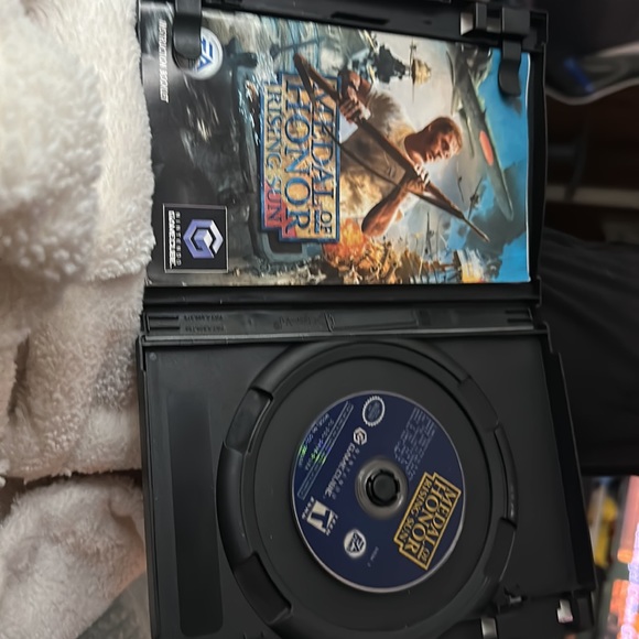 Older game cube game Medal of Honor rising sun - Picture 2 of 4